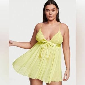 Victoria Secret VERY SEXY
Pleated Babydoll (comes with matching thong panty)